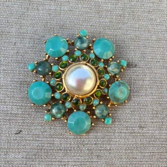 Vintage Inspired Faceted Faux Turquoise Pearl Green Burst Gold Tone Brooch - Picture 1 of 9